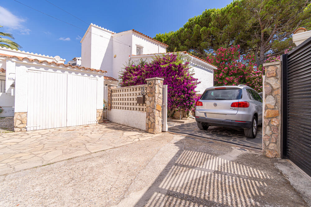 2029 Casa con vistas al canal, amarre y piscina, perfecta para 6 personas. Casa aislada / Villa  Empuriabrava