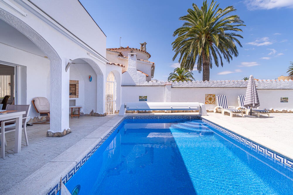 2029 Casa con vistas al canal, amarre y piscina, perfecta para 6 personas. Casa aislada / Villa  Empuriabrava