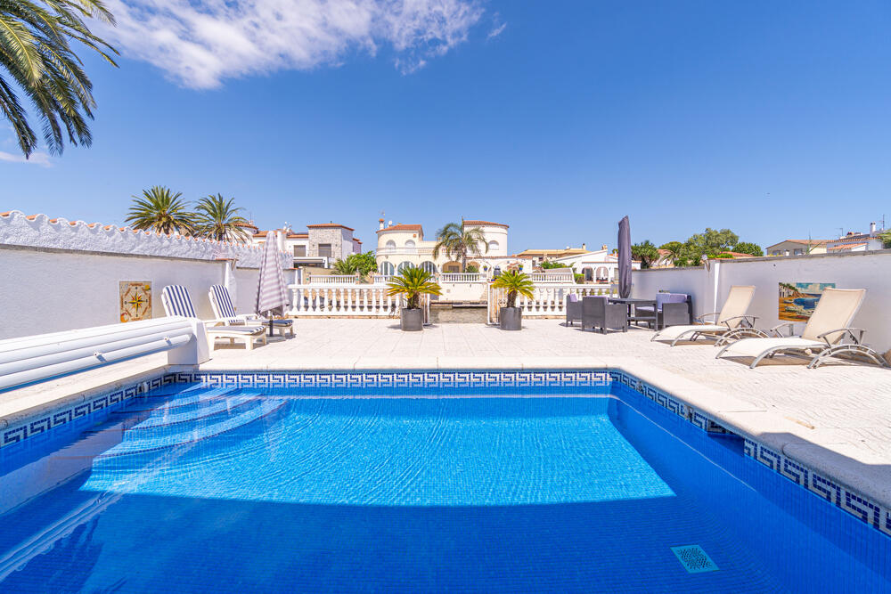2029 Casa con vistas al canal, amarre y piscina, perfecta para 6 personas. Casa aislada / Villa  Empuriabrava