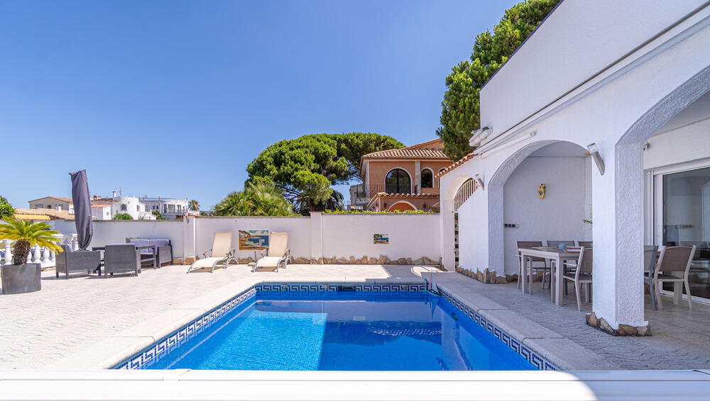2029 Casa con vistas al canal, amarre y piscina, perfecta para 6 personas. Casa aislada / Villa  Empuriabrava