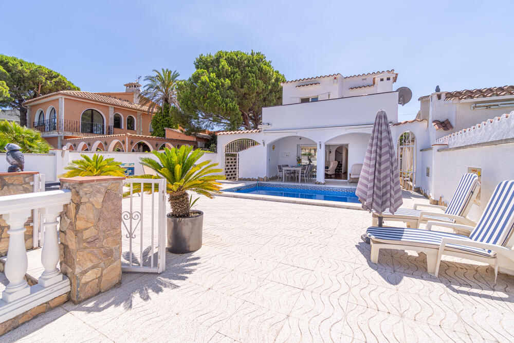 2029 Casa con vistas al canal, amarre y piscina, perfecta para 6 personas. Casa aislada / Villa  Empuriabrava