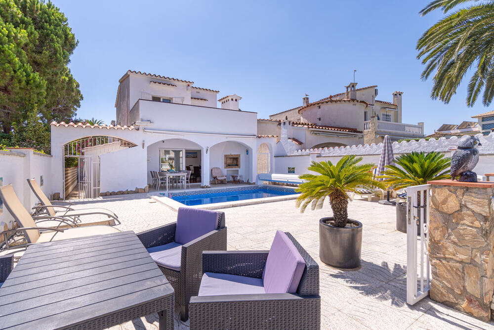 2029 Casa con vistas al canal, amarre y piscina, perfecta para 6 personas. Casa aislada / Villa  Empuriabrava