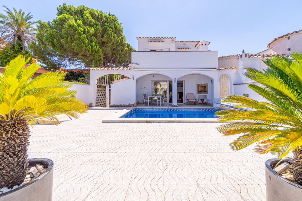 2029 Casa con vistas al canal, amarre y piscina, perfecta para 6 personas. Casa aislada / Villa  Empuriabrava