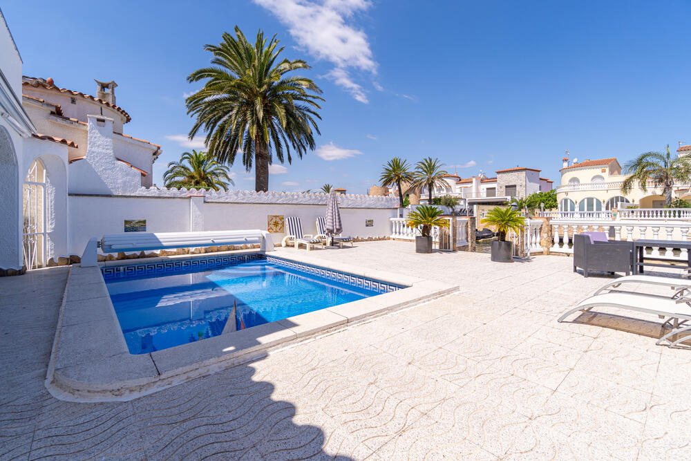 2029 Casa con vistas al canal, amarre y piscina, perfecta para 6 personas. Casa aislada / Villa  Empuriabrava