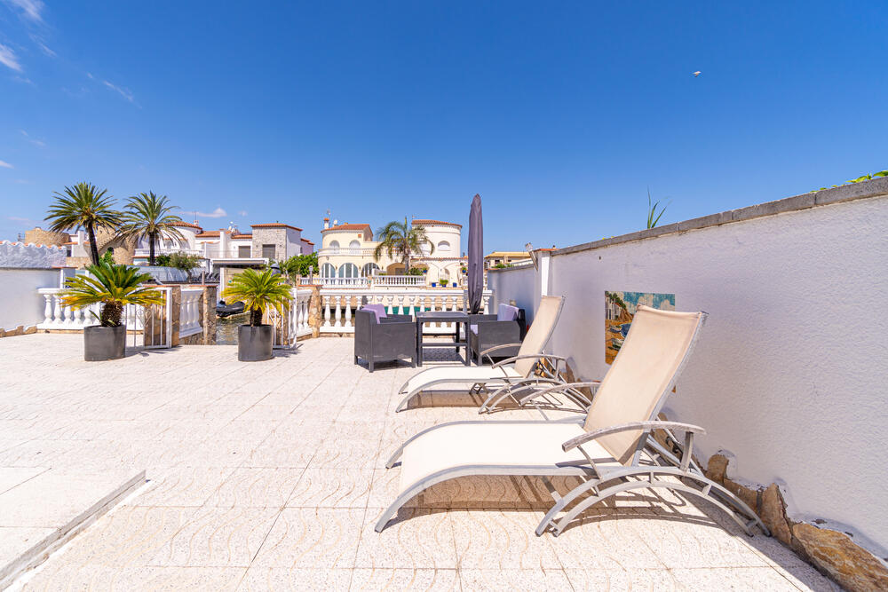 2029 Casa con vistas al canal, amarre y piscina, perfecta para 6 personas. Casa aislada / Villa  Empuriabrava