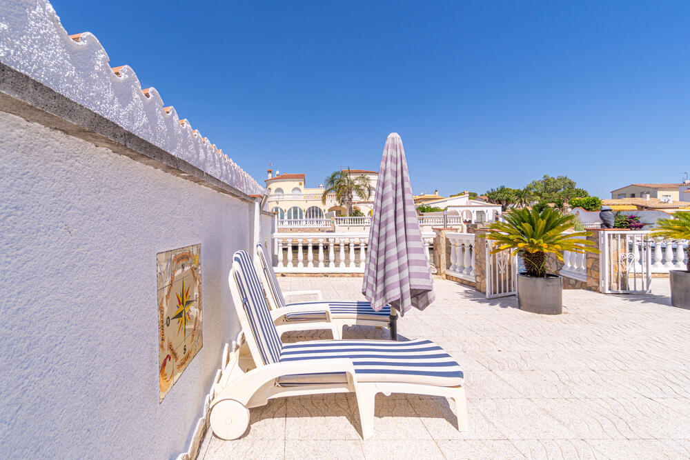2029 Casa con vistas al canal, amarre y piscina, perfecta para 6 personas. Casa aislada / Villa  Empuriabrava