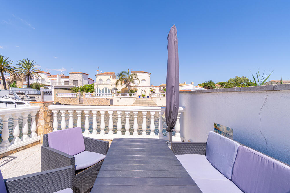 2029 Casa con vistas al canal, amarre y piscina, perfecta para 6 personas. Casa aislada / Villa  Empuriabrava