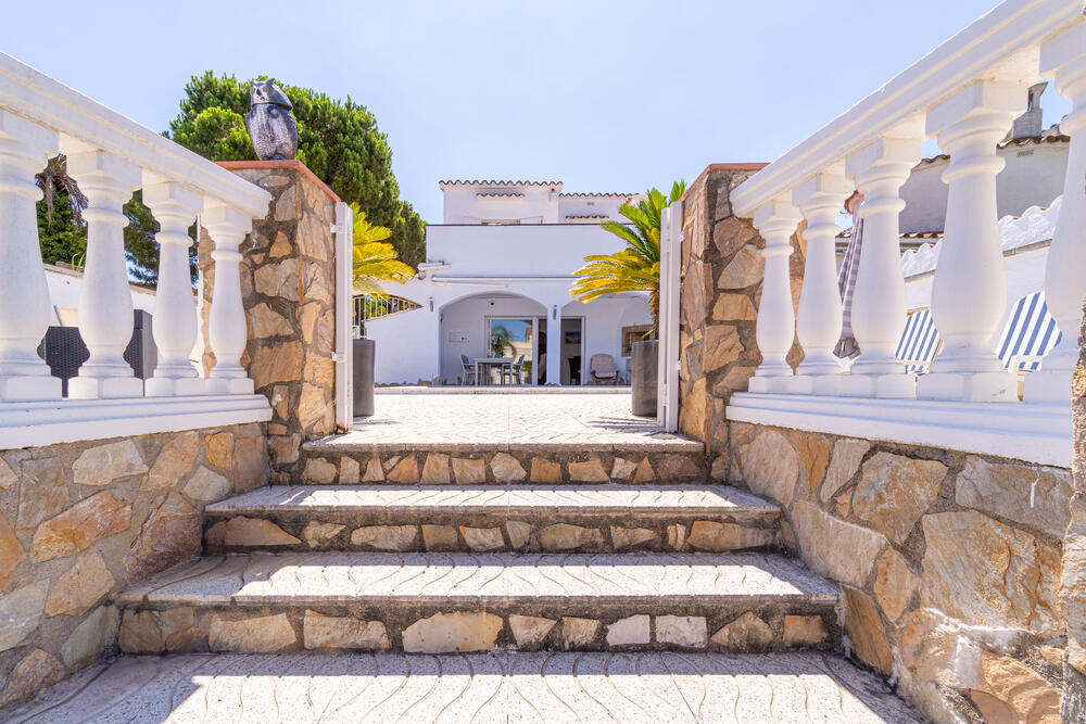 2029 Casa con vistas al canal, amarre y piscina, perfecta para 6 personas. Casa aislada / Villa  Empuriabrava