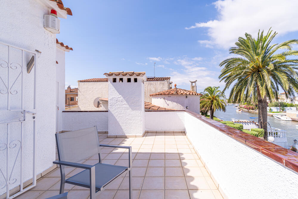 2029 Casa con vistas al canal, amarre y piscina, perfecta para 6 personas. Casa aislada / Villa  Empuriabrava