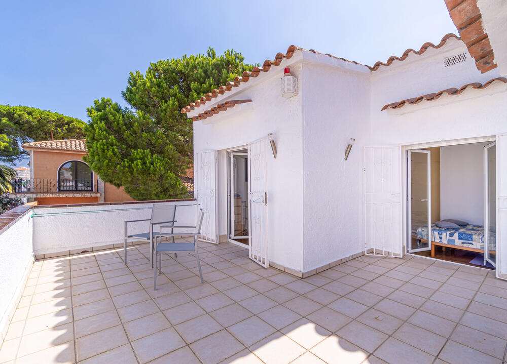 2029 Casa con vistas al canal, amarre y piscina, perfecta para 6 personas. Casa aislada / Villa  Empuriabrava