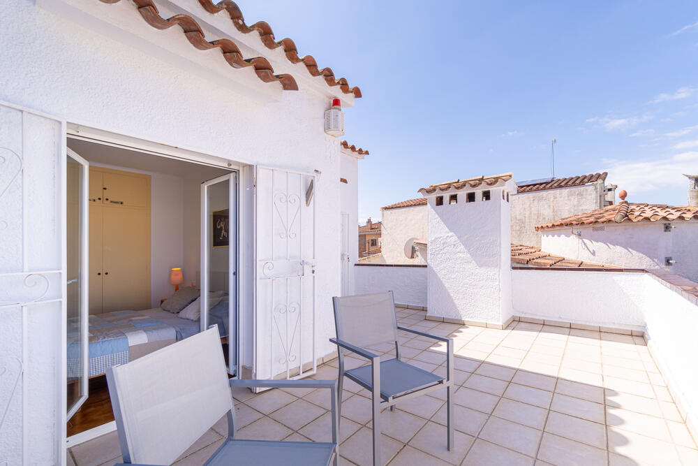 2029 Casa con vistas al canal, amarre y piscina, perfecta para 6 personas. Casa aislada / Villa  Empuriabrava