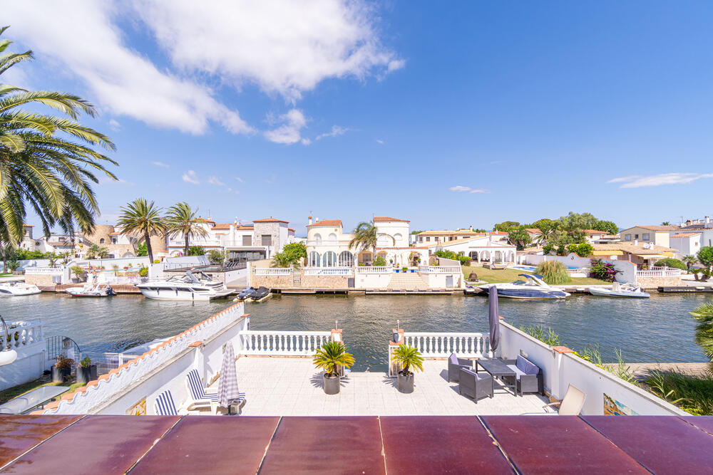 2029 Casa con vistas al canal, amarre y piscina, perfecta para 6 personas. Casa aislada / Villa  Empuriabrava