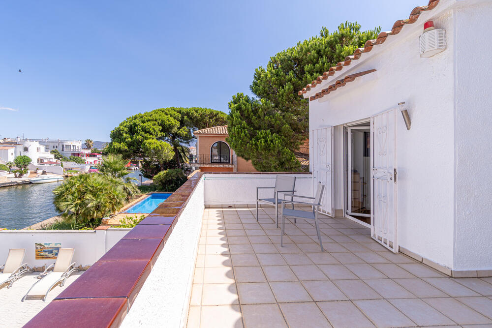 2029 Casa con vistas al canal, amarre y piscina, perfecta para 6 personas. Casa aislada / Villa  Empuriabrava