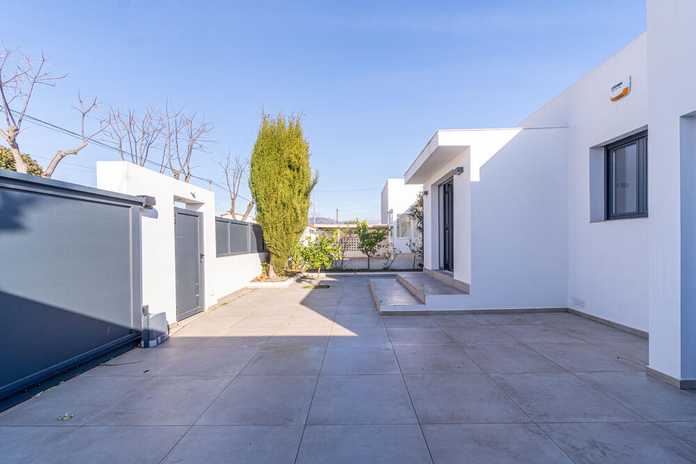 2030 Casa con 4 habitacions vistas al canal Casa aislada / Villa Medes Empuriabrava