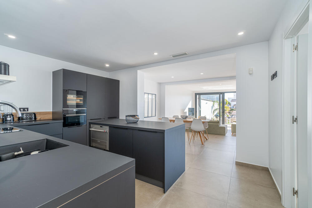 2030 Casa con 4 habitacions vistas al canal Casa aislada / Villa Medes Empuriabrava