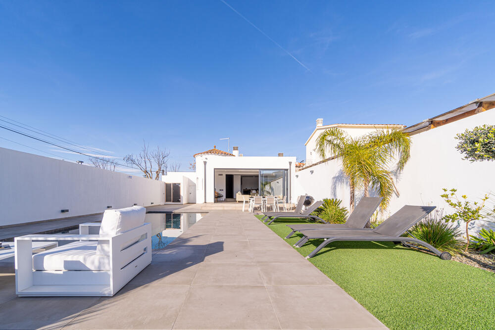 2030 Casa con 4 habitacions vistas al canal Casa aislada / Villa Medes Empuriabrava