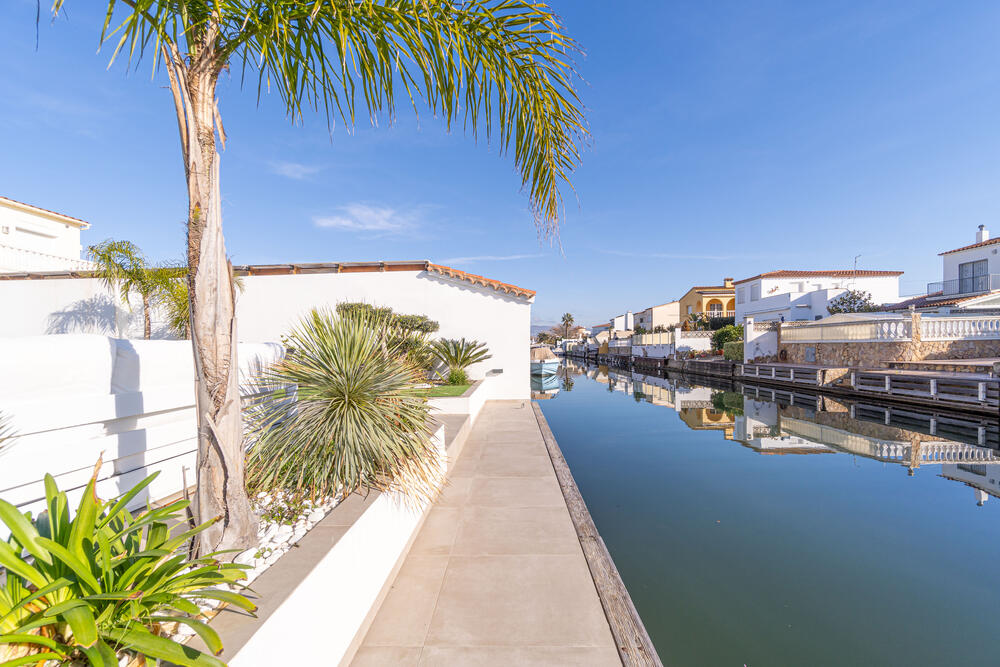 2030 Casa con 4 habitacions vistas al canal Casa aislada / Villa Medes Empuriabrava