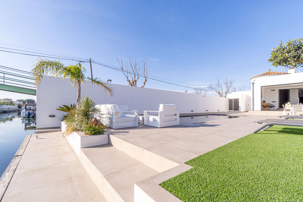 2030 Casa con 4 habitacions vistas al canal Casa aislada / Villa Medes Empuriabrava