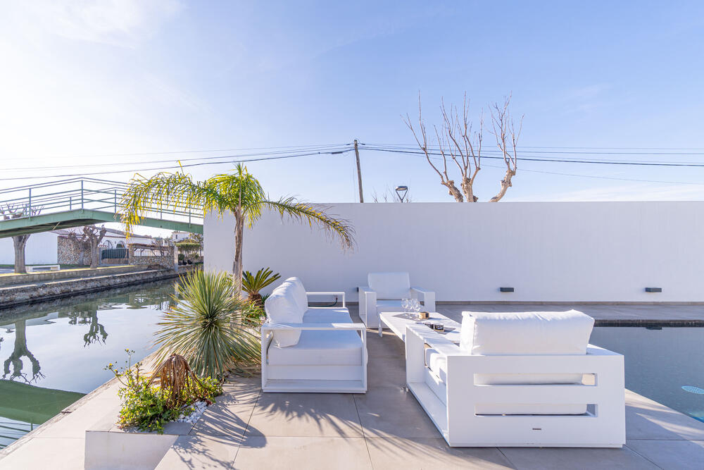 2030 Casa con 4 habitacions vistas al canal Casa aislada / Villa Medes Empuriabrava