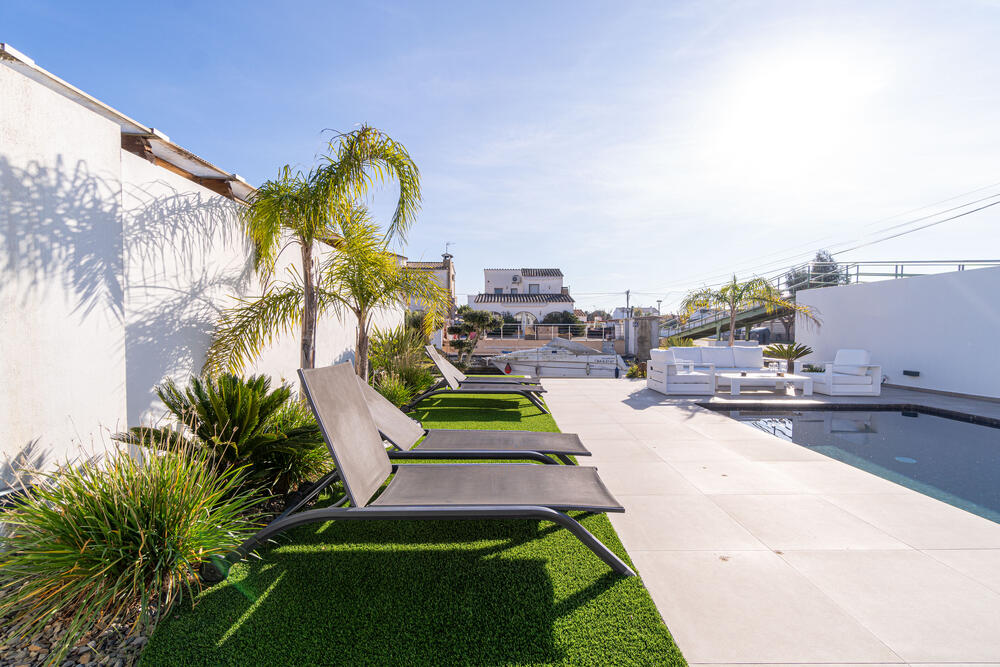 2030 Casa con 4 habitacions vistas al canal Casa aislada / Villa Medes Empuriabrava