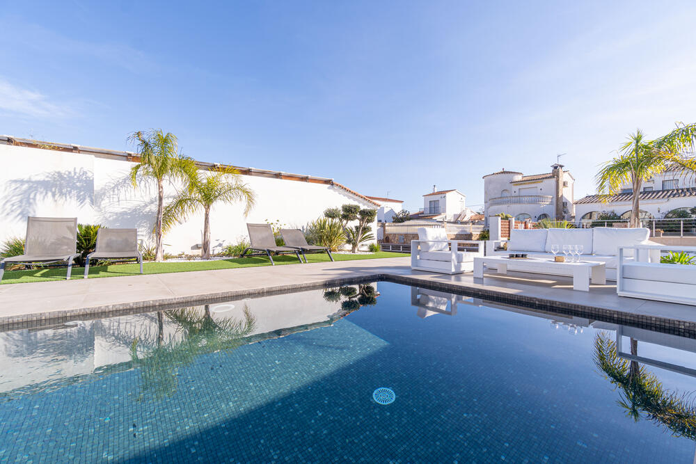 2030 Casa con 4 habitacions vistas al canal Casa aislada / Villa Medes Empuriabrava