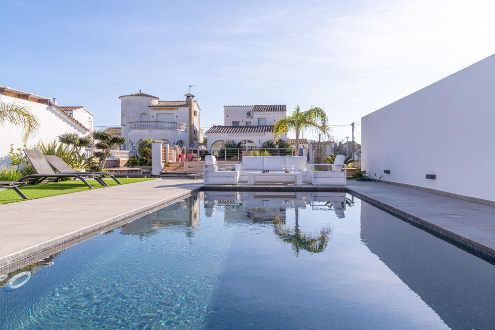 2030 Casa con 4 habitacions vistas al canal Casa aislada / Villa Medes Empuriabrava