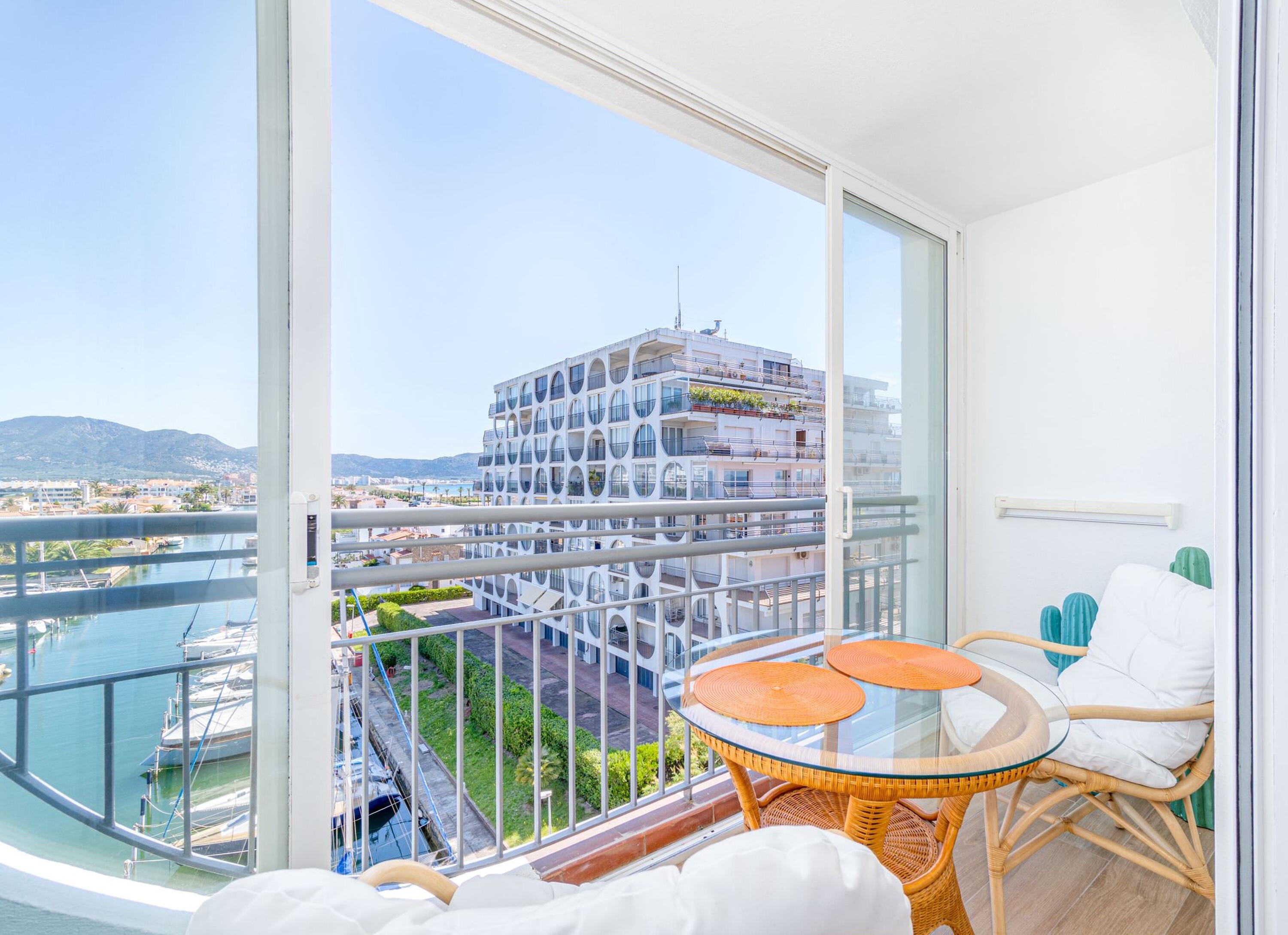 Studio de vacances à Empuriabrava avec vue sur le canal et la mer Studio de vacances à Empuriabrava avec vue sur le canal et la mer