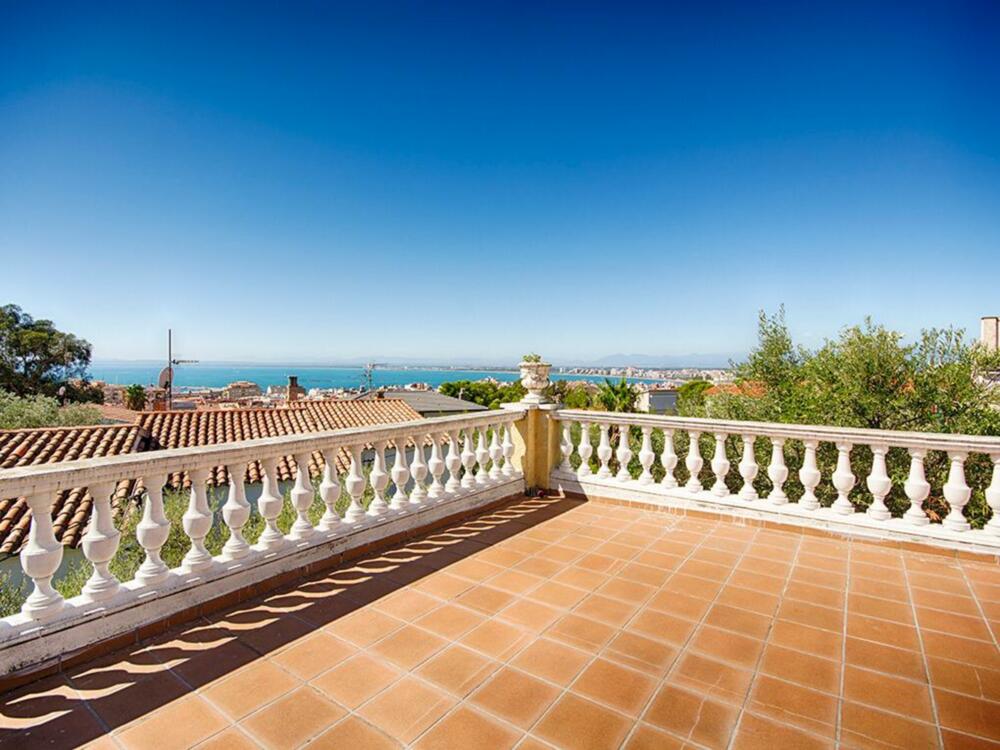 CAS-GRECS GERCS Casa aislada / Villa Grecs Roses