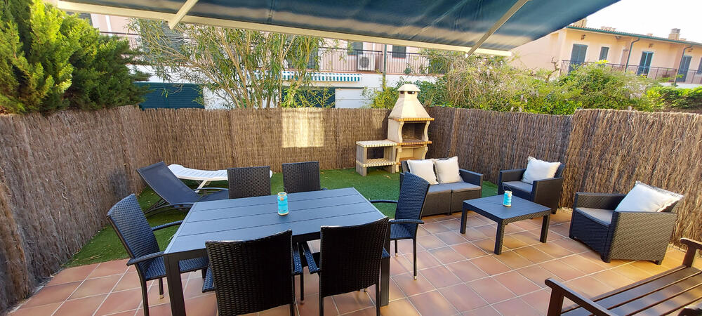 Garten mit Sesseln, Grill, Tisch, Markisen und Sonnenliegen Garten mit Sesseln, Grill, Tisch, Markisen und Sonnenliegen