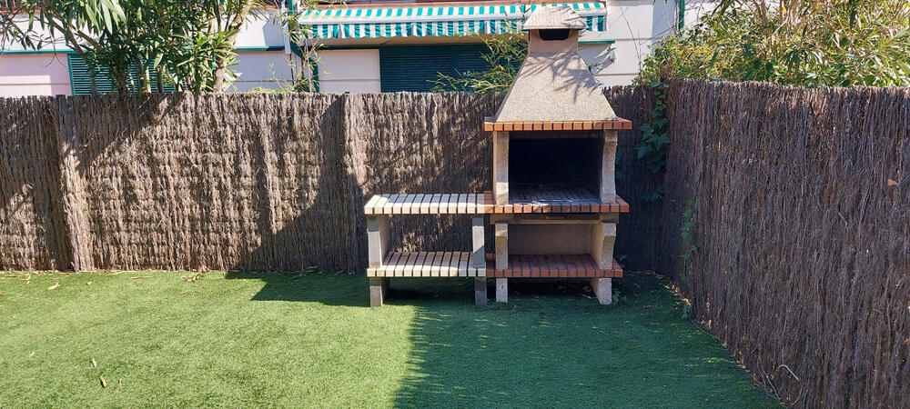 Großer gemauerter Grill mit Ablage Großer gemauerter Grill mit Ablage