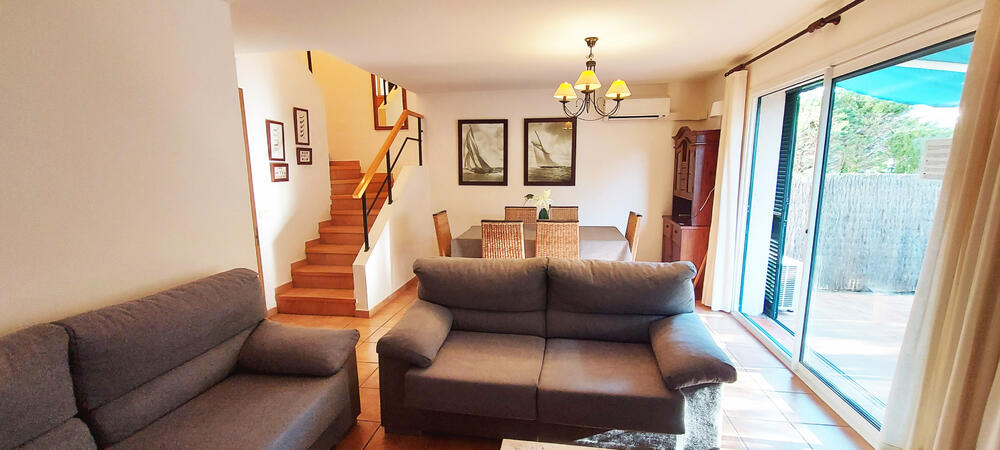 Wohn-Esszimmer mit Sofas und Tisch Wohn-Esszimmer mit Sofas und Tisch
