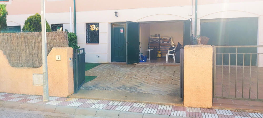 Parkplatz, Garage und Eingang zum Haus. Parkplatz, Garage und Eingang zum Haus.