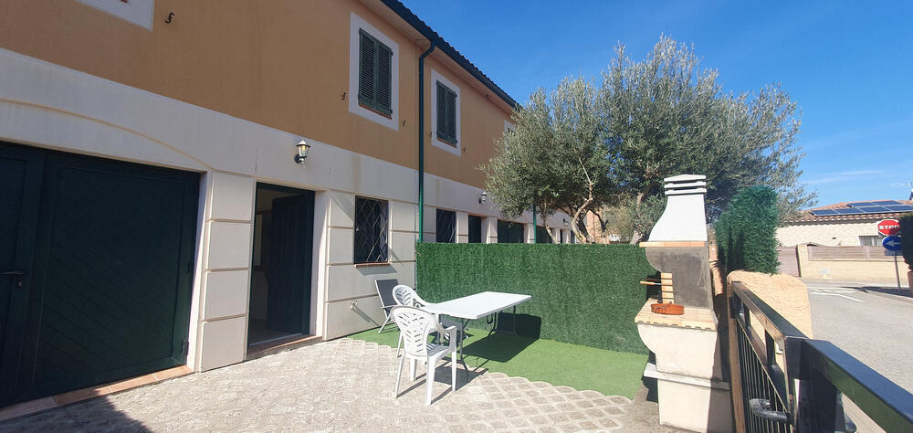 Vordere Terrasse mit Grilltisch und Stühlen Vordere Terrasse mit Grilltisch und Stühlen