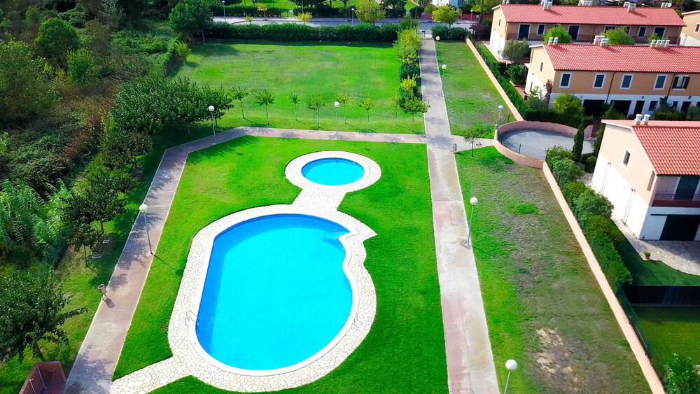 Luftbild Schwimmbad für Erwachsene, Schwimmbad für Kinder Luftbild Schwimmbad für Erwachsene, Schwimmbad für Kinder