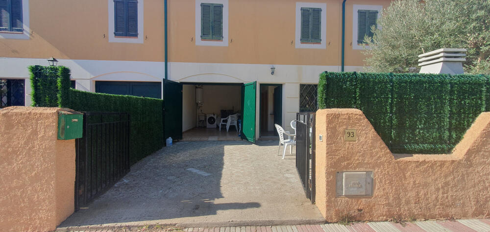 Garten mit Zugang zur Garage und Grillplatz Garten mit Zugang zur Garage und Grillplatz