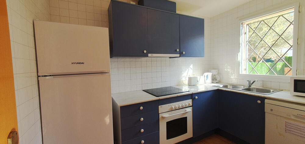 Küche mit Cerankochfeld, Geschirrspüler, Mikrowelle Küche mit Cerankochfeld, Geschirrspüler, Mikrowelle