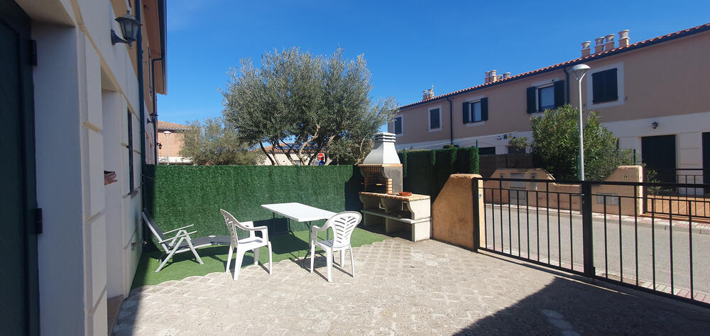Vorgarten mit Grill und Zugang zur Garage Vorgarten mit Grill und Zugang zur Garage