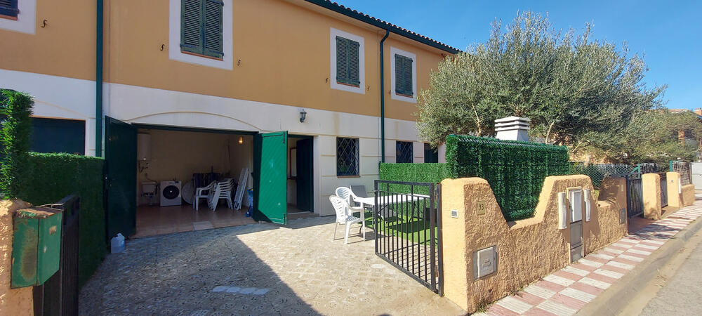 Eingang zur Garage mit angrenzender Terrasse und Grill Eingang zur Garage mit angrenzender Terrasse und Grill