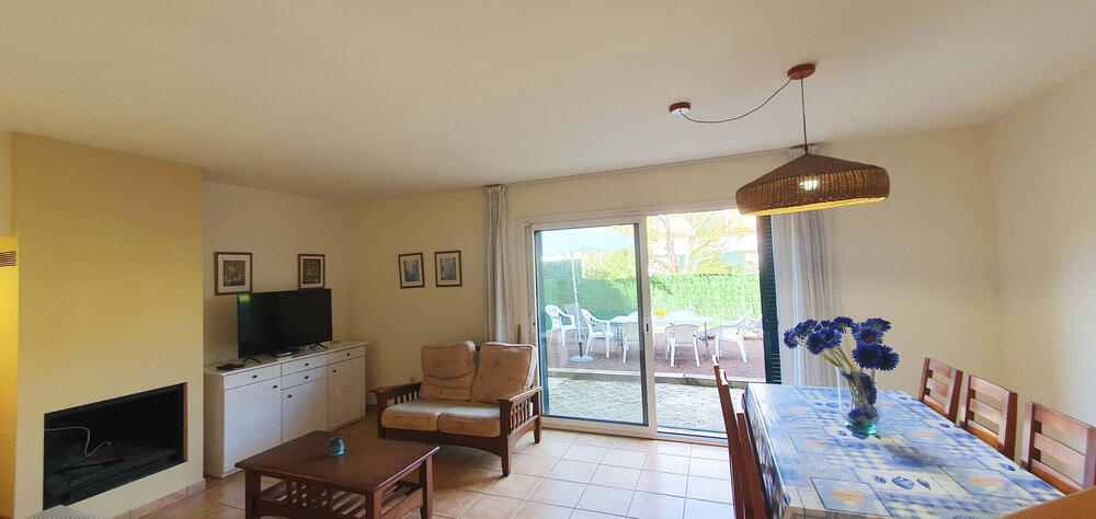 Blick in das Esszimmer mit Zugang zum Garten mit Vulkangestein Blick in das Esszimmer mit Zugang zum Garten mit Vulkangestein