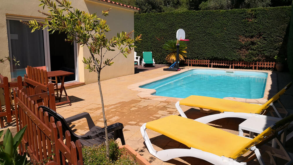 Privater Pool mit Liegestühlen Privater Pool mit Liegestühlen