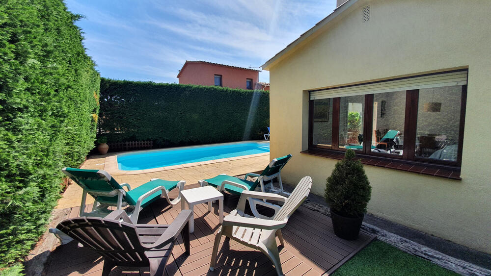 Terrassenbereich mit Stühlen und Liegen Terrassenbereich mit Stühlen und Liegen