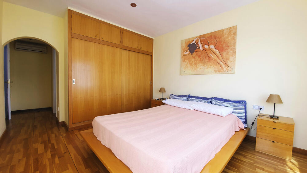 Schlafzimmer mit Klimaanlage und Doppelbett Schlafzimmer mit Klimaanlage und Doppelbett