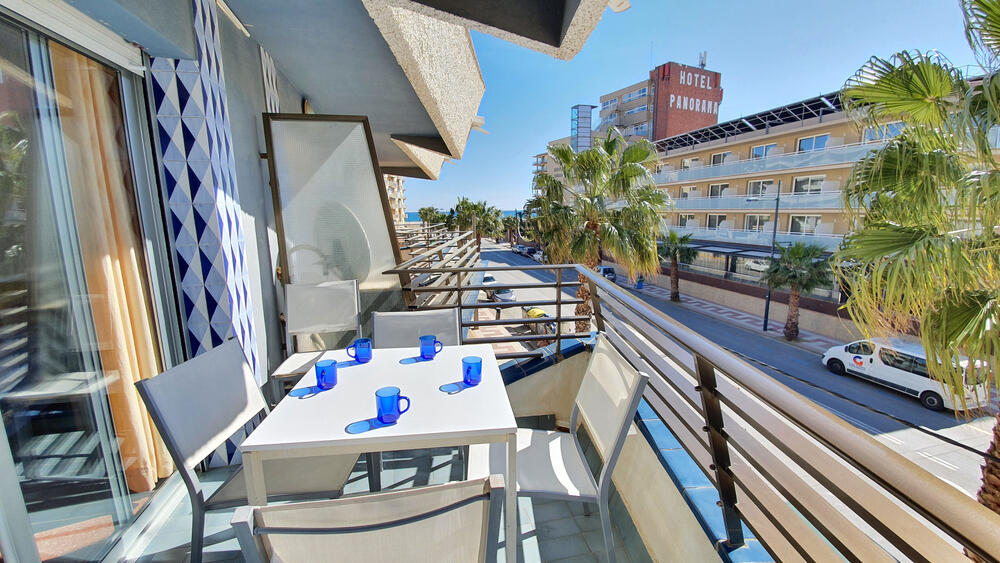 Terrasse mit Tisch und Stühlen Terrasse mit Tisch und Stühlen