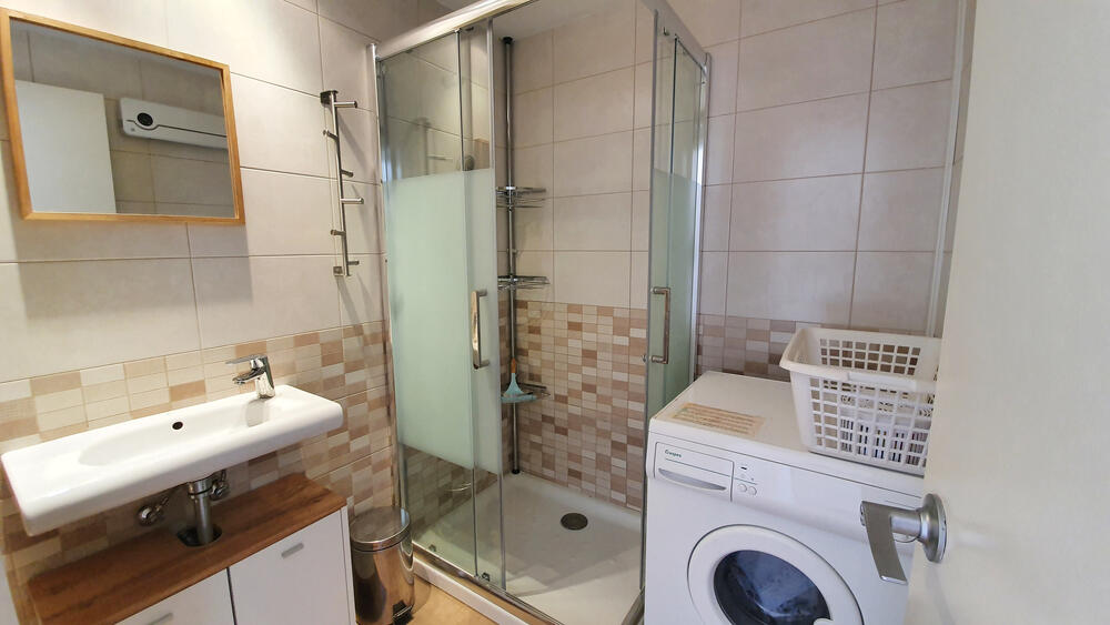 Komplettes Badezimmer mit Waschmaschine Komplettes Badezimmer mit Waschmaschine