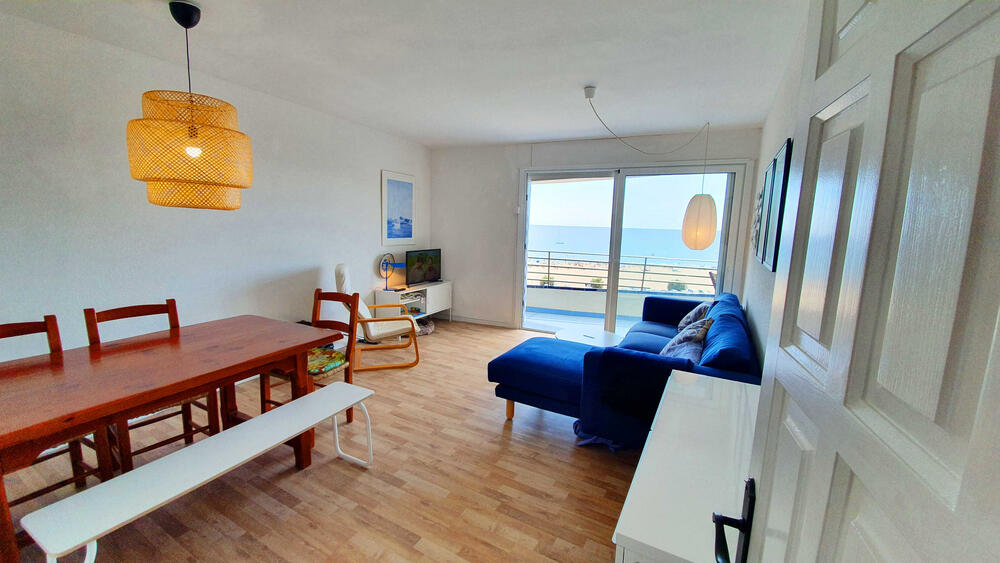 Wohnzimmer mit Sofa und Esszimmer Wohnzimmer mit Sofa und Esszimmer