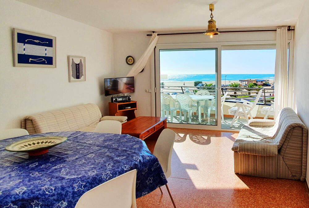 Wohnzimmer mit Fernseher und Esstisch Wohnzimmer mit Fernseher und Esstisch