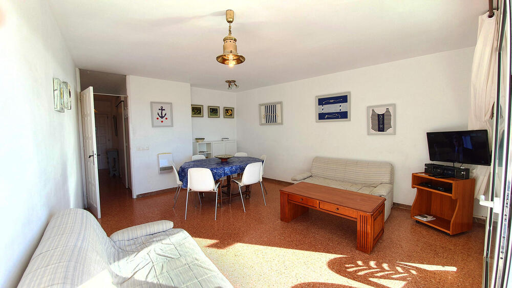Wohnzimmer mit Fernseher und Esstisch Wohnzimmer mit Fernseher und Esstisch