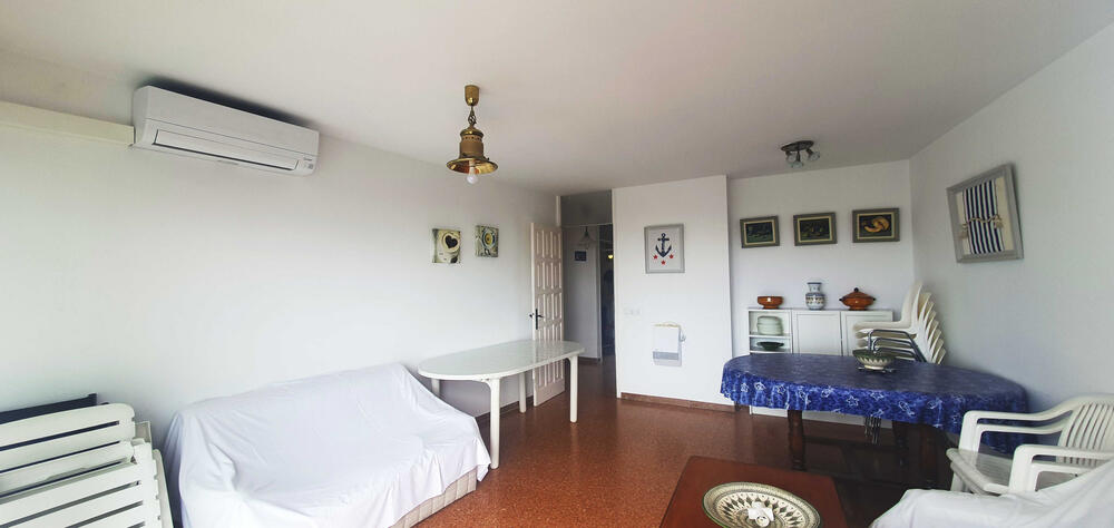 Wohnzimmer mit Fernseher und Esstisch Wohnzimmer mit Fernseher und Esstisch