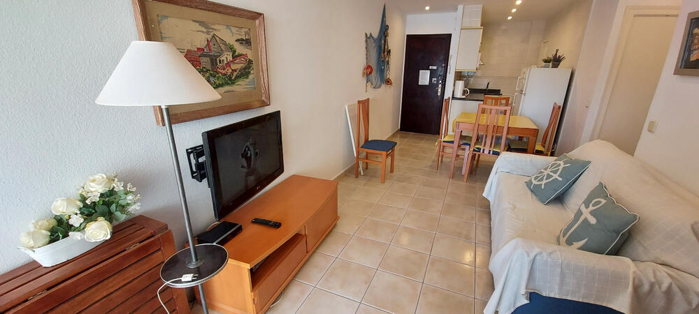 Wohnzimmer mit Sofa, TV und Esszimmer Wohnzimmer mit Sofa, TV und Esszimmer