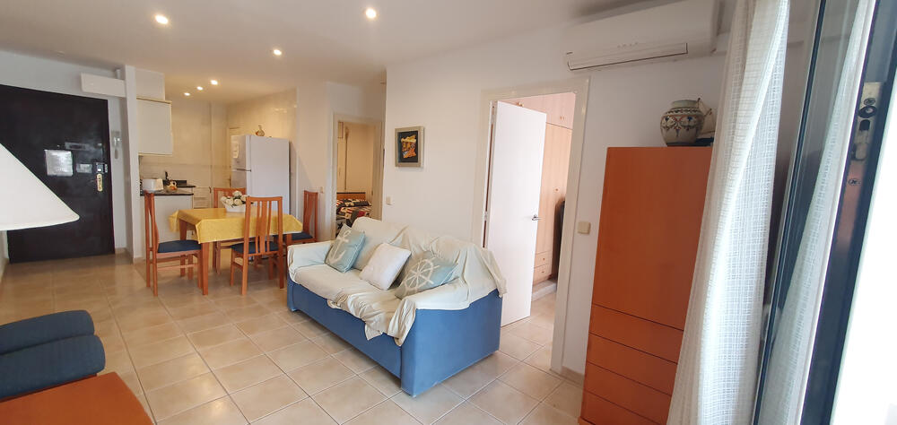 Wohnzimmer mit Sofa, Fernseher und Esszimmer Wohnzimmer mit Sofa, Fernseher und Esszimmer